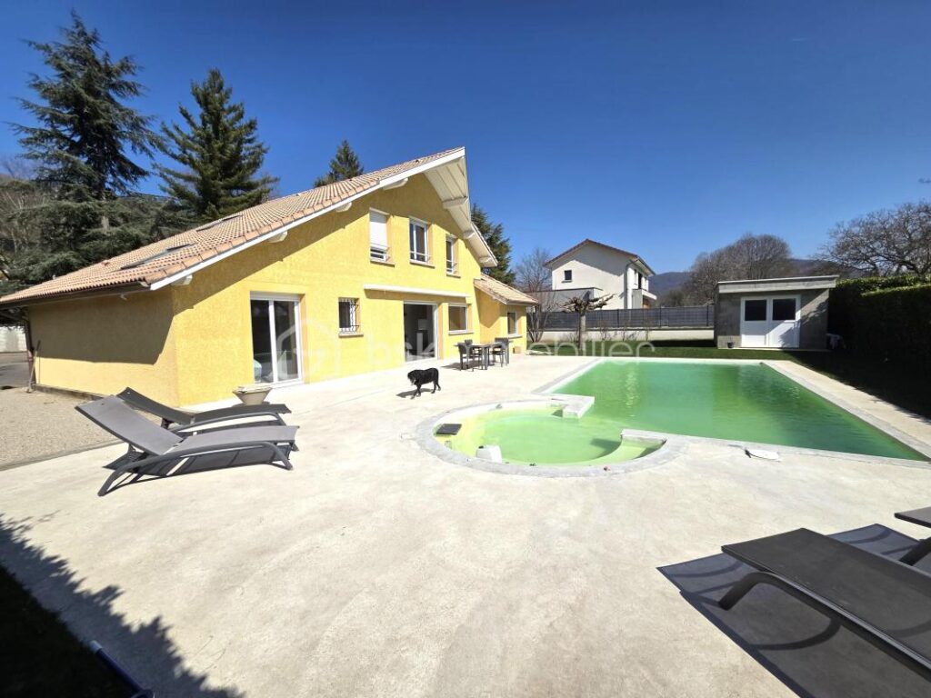 Villa contemporraine 490 000 € – 7 pièces – 5 chambres – 161 m²