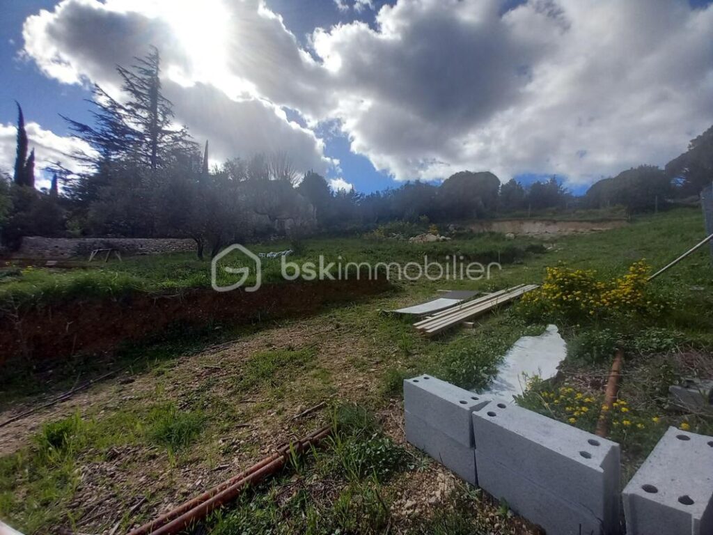 Terrain viabilisé et constructible – NR pièces – NR chambres – 356 m²