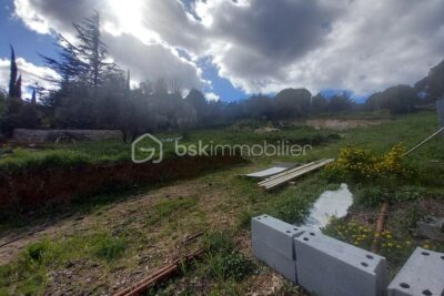 Terrain viabilisé et constructible – NR pièces – NR chambres – 356 m²