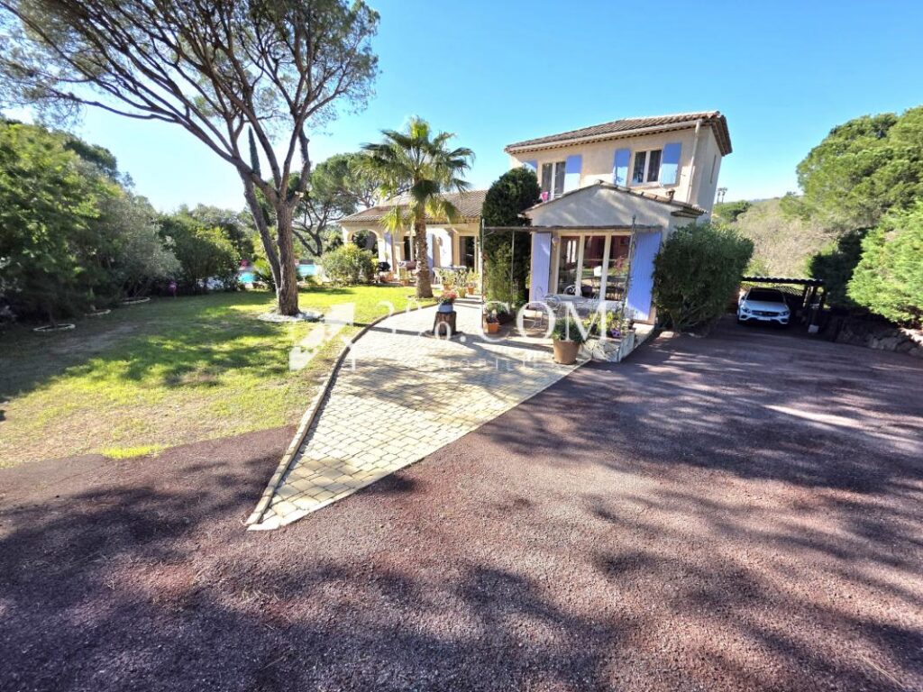 Grande villa dans quartier verdoyant – 6 pièces – 4 chambres – 145 m²