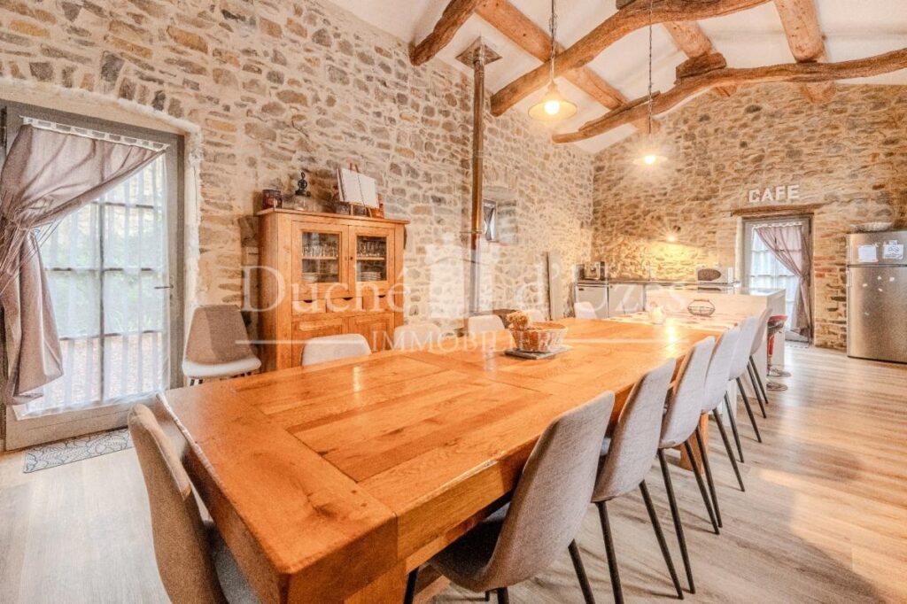 Maison – 12 pièces – 10 chambres – 280 m²