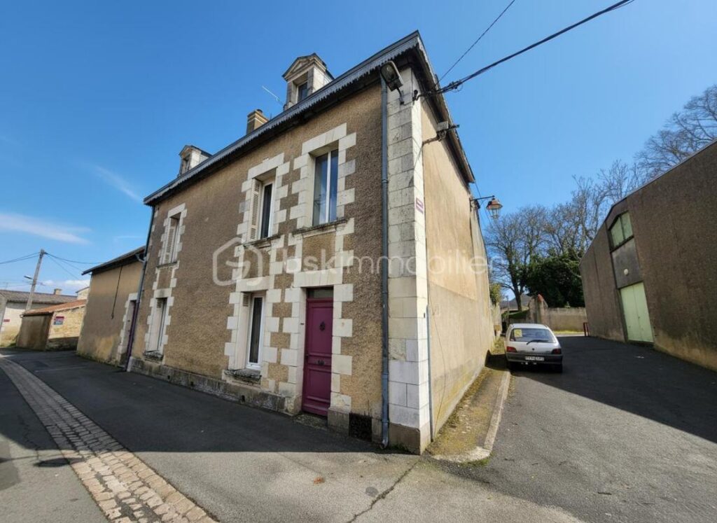 🏡 Maison de caractère – 191 m² – Centre de Mirebeau – 4 chambres, grange et cave – 7 pièces – 4 chambres – 191 m²