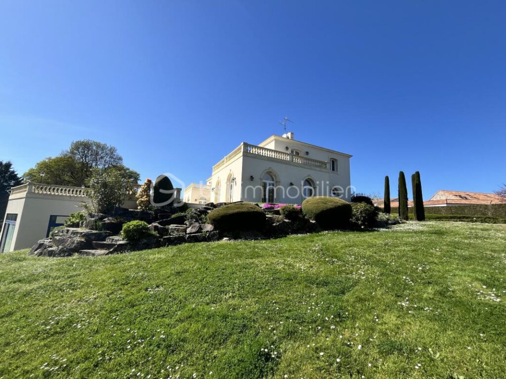 PROPRIETE D’EXCEPTION 483m2 sur un PARC DE 1,4H – 12 pièces – 8 chambres – 483 m²