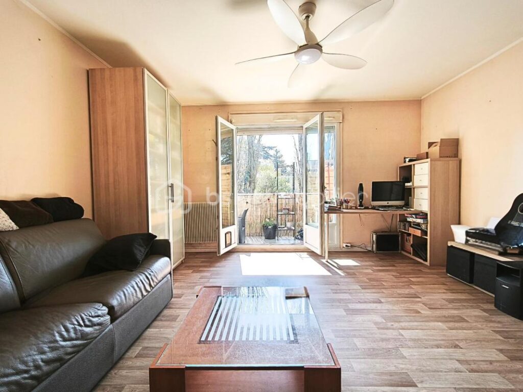 T4 traversant avec balcon plein sud – un potentiel à révéler au cœur de Neuville-sur-Saône – 4 pièces – 3 chambres – 79 m²