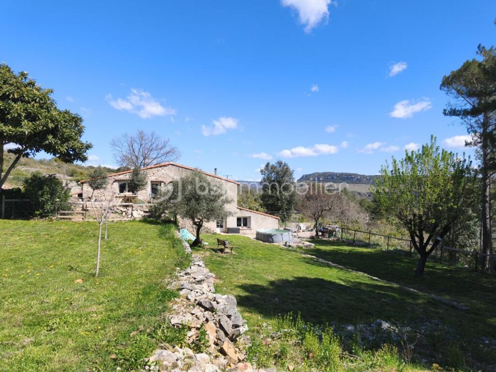 Maison 80m² + studio indépendant 27m² – parcelle 7800 m² – Vue exceptionnelle – 4 pièces – 3 chambres – 107 m²