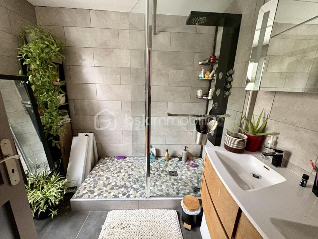 Grande maison familiale à la campagne – 6 chambres – Piscine couverte – Terrain avec dépendances – 10 pièces – 6 chambres – 205 m²