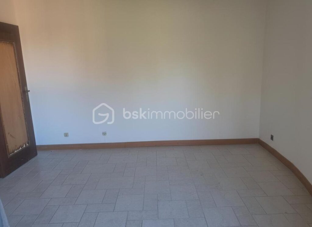 Maison atypique ronde dans un écrin de verdure en Vallée de la Vienne – 5 pièces – 1 chambre – 115 m²