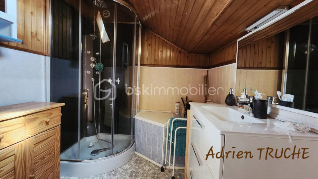 CHALLONGES — AU CALME — BEAUX ESPACES — SOUS SOL COMPLET – 8 pièces – 6 chambres – 135 m²