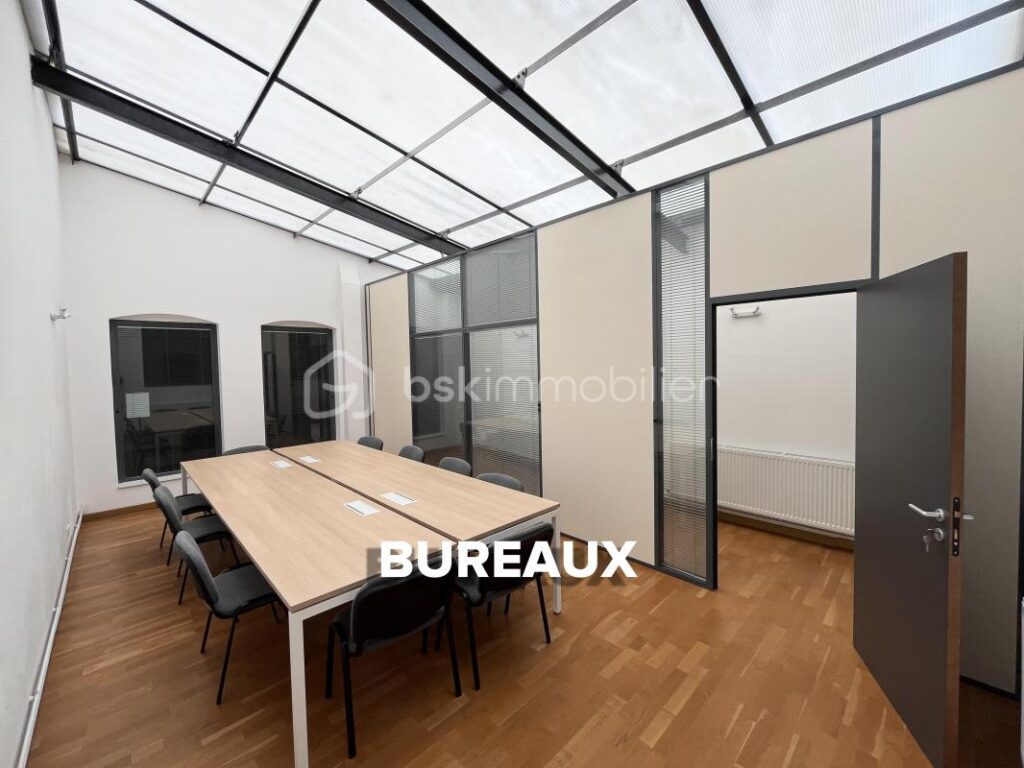 Douai hypercentre, immeuble mixte de 646 m2 (4 niveaux + caves) comprenant un local commercial, des bureaux et une surface habitable – 21 pièces – NR chambres – 625 m²