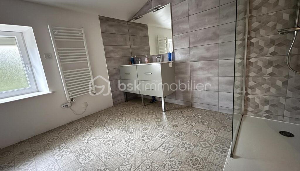 Longère avec vue dur la vallée – 6 pièces – 3 chambres – 200 m²