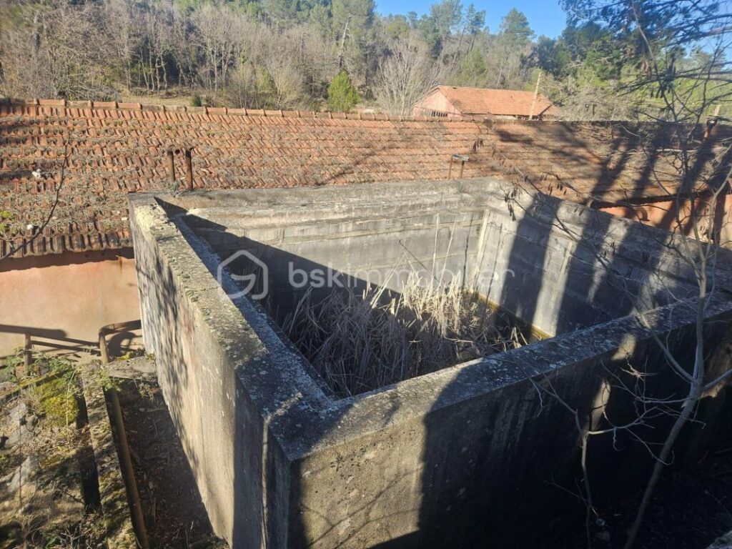 Propriété à rénover dans un cadre exceptionnel – Massif de la Sainte-Baume – 10 pièces – 6 chambres – 220 m²