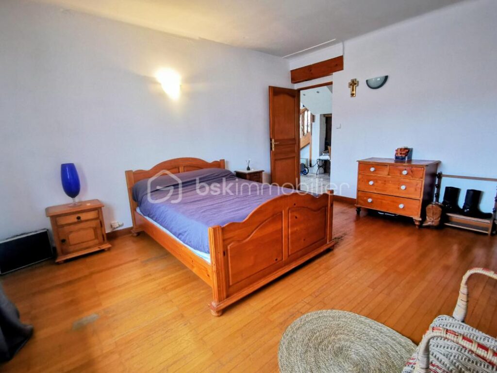 LA MURE SUD (38350) – VUE SUR L’OBIOU – Sur une parcelle de 1 380m², Grande MAISON FAMILIALE de 222 m² + 229 m² de dépendances – 10 pièces – 5 chambres – 222 m²