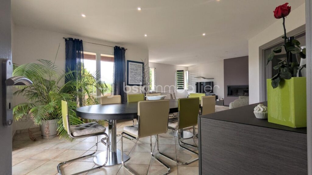 Élégante maison familiale avec piscine 220 m2 – vue imprenable – 8 pièces – 5 chambres – 220 m²