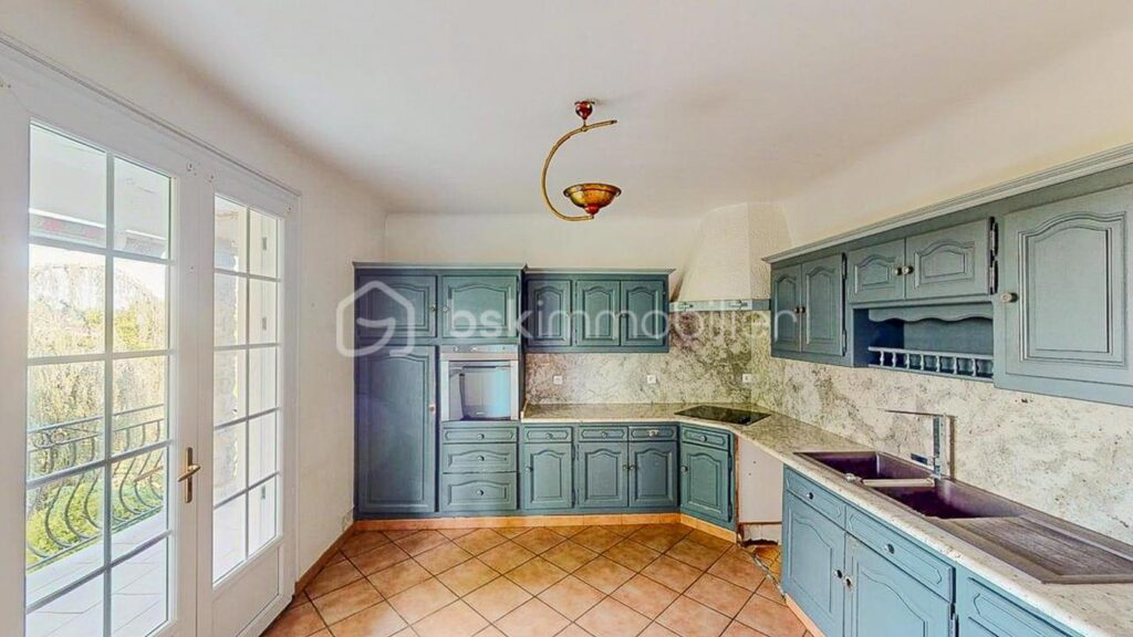 Maison traditionnelle de 240m² à rénover sur une parcelle de 2700m² face aux montagnes – 10 pièces – 7 chambres – 240 m²