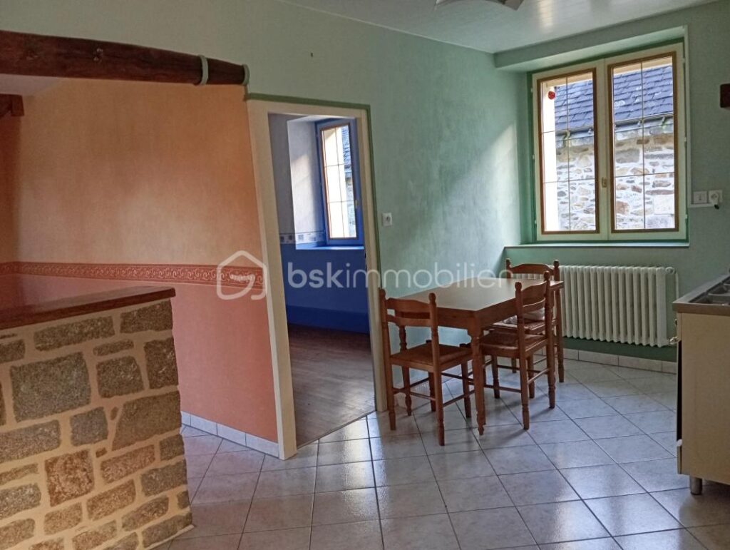 Maison habitable ** bourg callac** terrain**dépendances – 4 pièces – 2 chambres – 53 m²