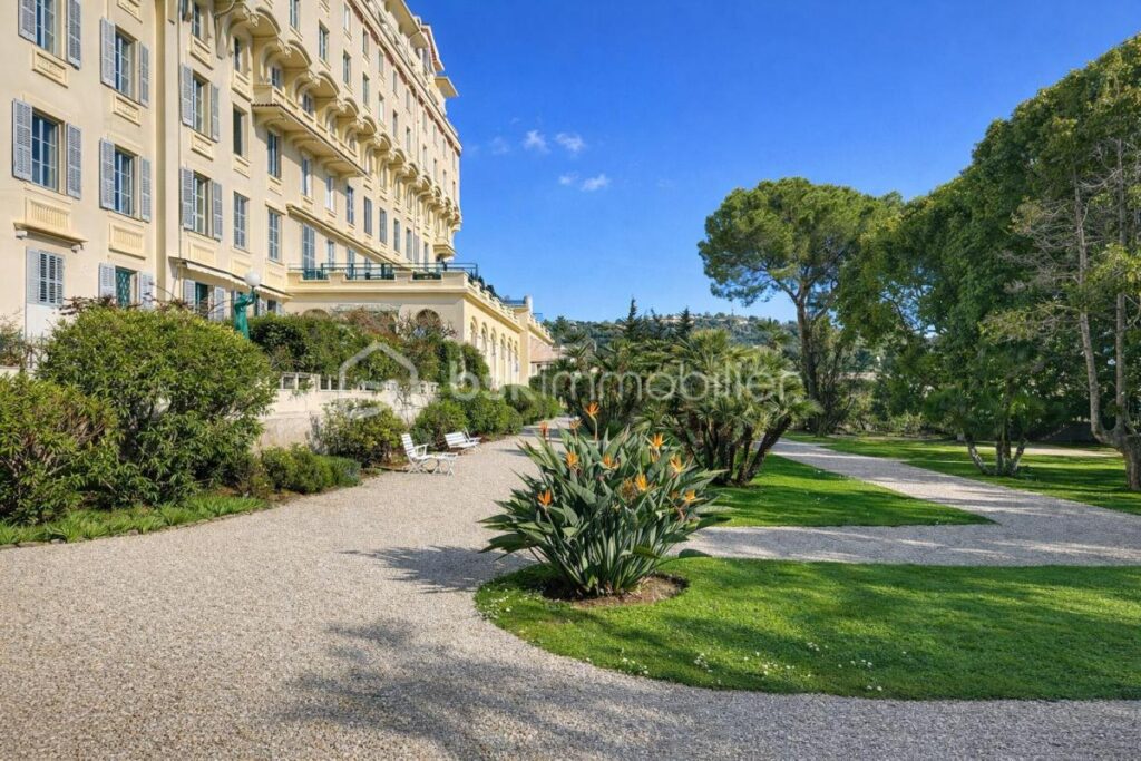 CANNES MONTROSE – STUDIO REFAIT A NEUF – VUE MER PANORAMIQUE – DERNIER ETAGE – 1 pièce – 1 chambre – 18 m²