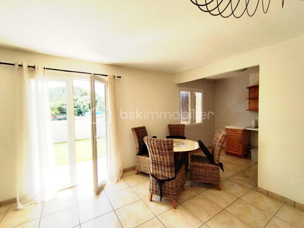 Villa avec un appartement sur 2000 m² de terrain – 8 pièces – 4 chambres – 219 m²