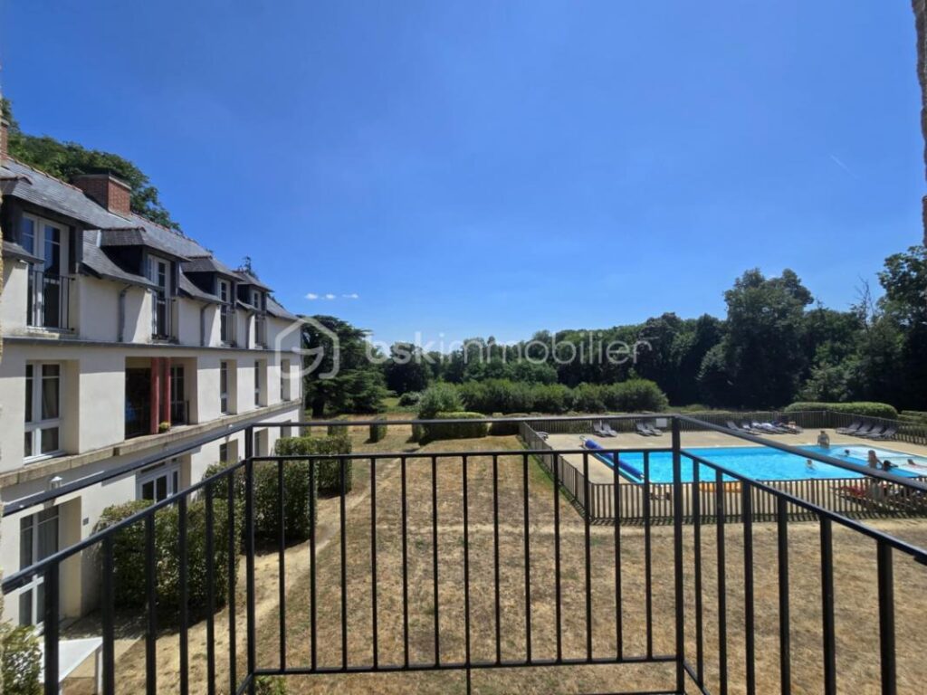 BADEN – GOLFE DU MORBIHAN – SUPERBE T2 MEUBLE – 4 COUCHAGES – PISCINE – DEUX BALCONS – 2 pièces – 1 chambre – 41 m²