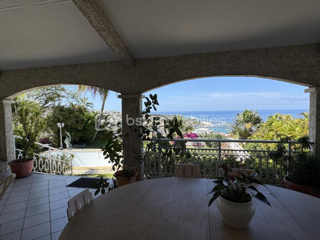 À vendre – Villa vue panoramique à St Gilles les bains – 5 pièces – 4 chambres – 230 m²