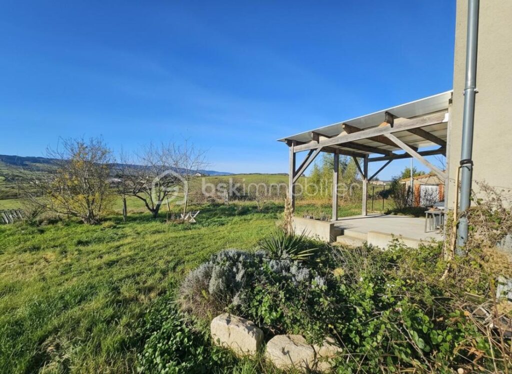 Ancien corps de ferme avec 4,7 hectares – Vue exceptionnelle – Proximité Roanne – 6 pièces – 5 chambres – 185 m²