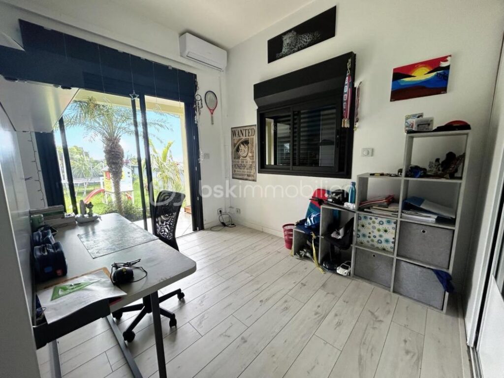 Villa de 360 m² de surface utile – 6 pièces – 4 chambres – 180 m²