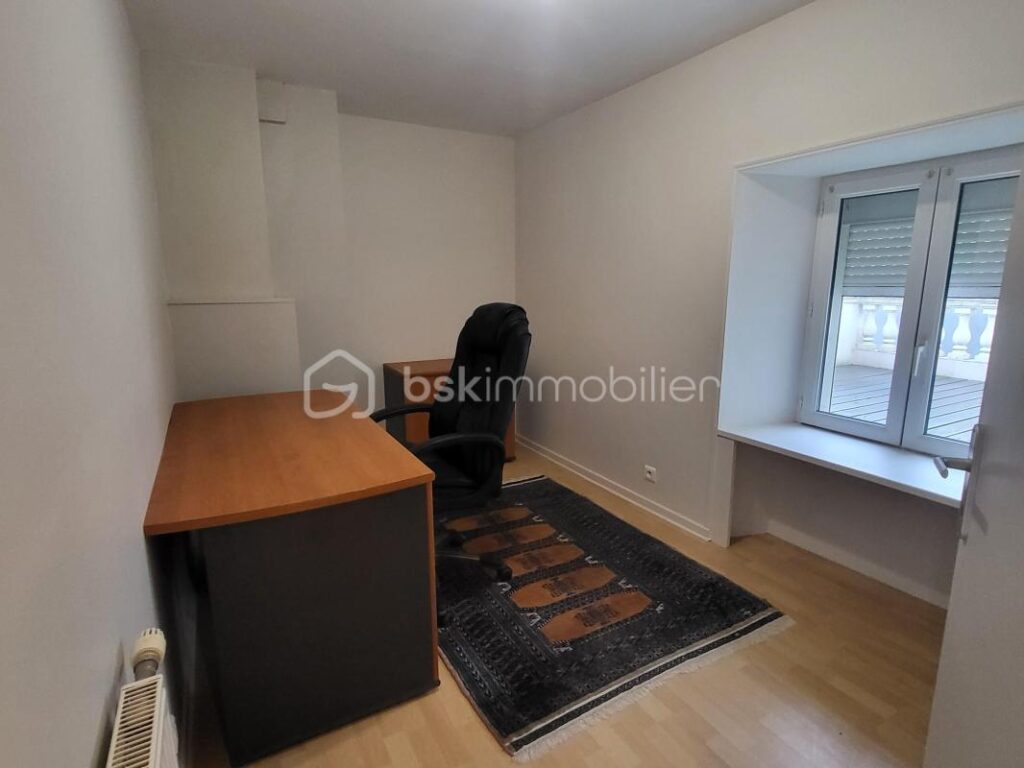 PROCHE VILLEDIEU-LES-POÊLES & A84 – MAISON DE STANDING AVEC PISCINE – 5 pièces – 4 chambres – 140 m²