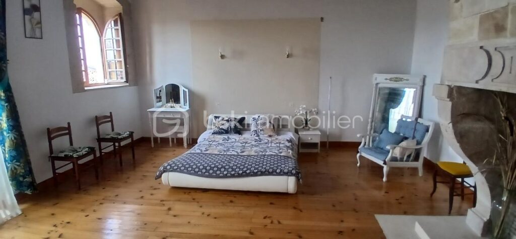 Maison Tour Historique – 4 pièces – 3 chambres – 120 m²