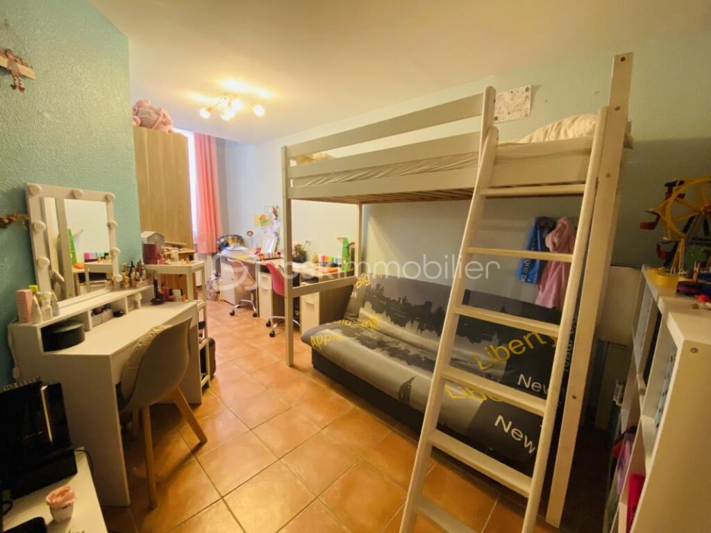 Bel appartement T4 à Signes avec terrasse et cave – 4 pièces – 3 chambres – 106 m²