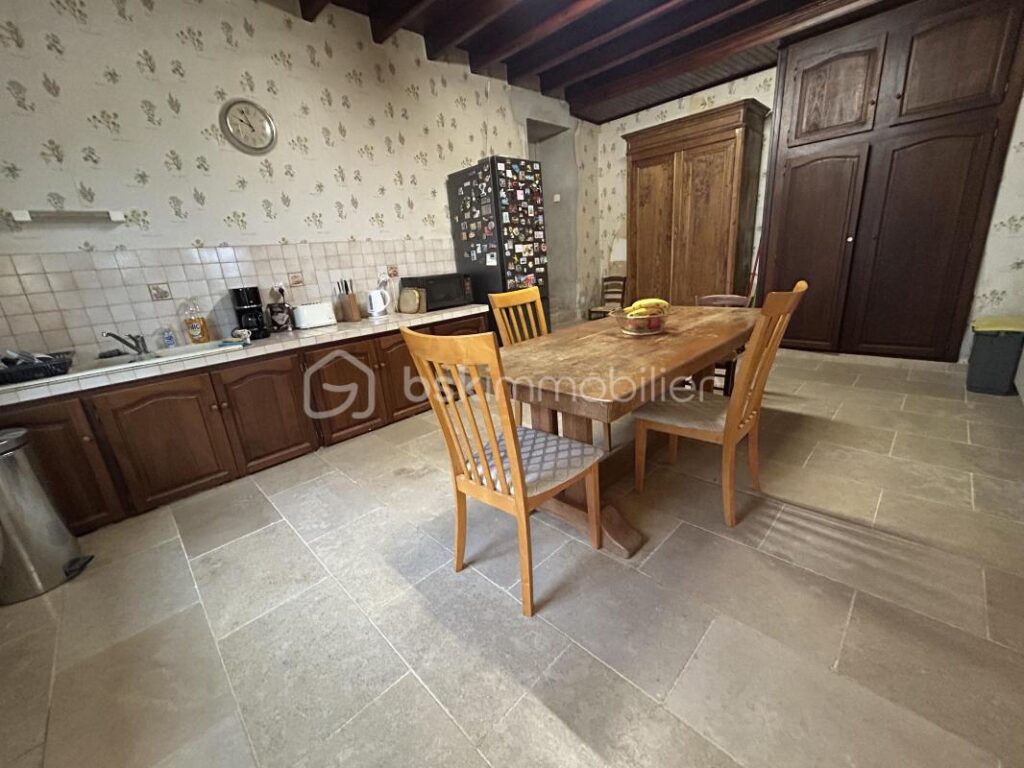 Belle maison en pierres, Dépendances –garage–3 ha 82 – 8 pièces – 6 chambres – 250 m²