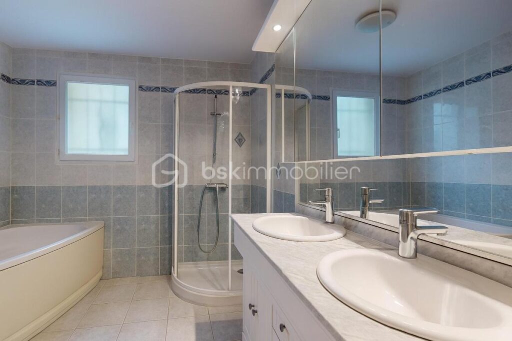 Maison de Type T6 de 157 m2 – 6 pièces – 4 chambres – 157 m²