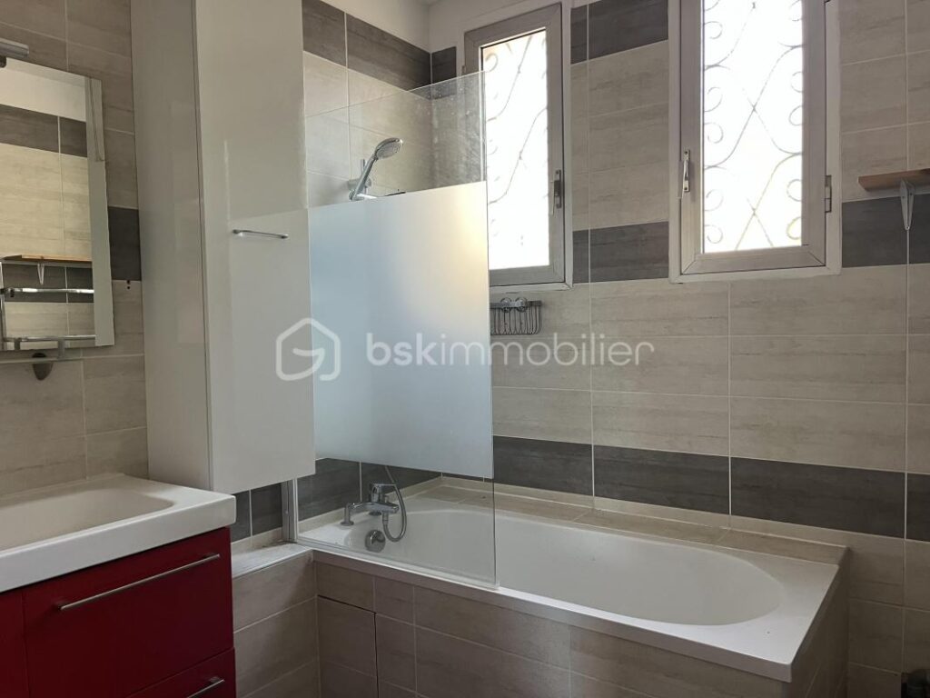 POSITION DOMINANTE À TRÉLISSAC – 8 pièces – 5 chambres – 193 m²