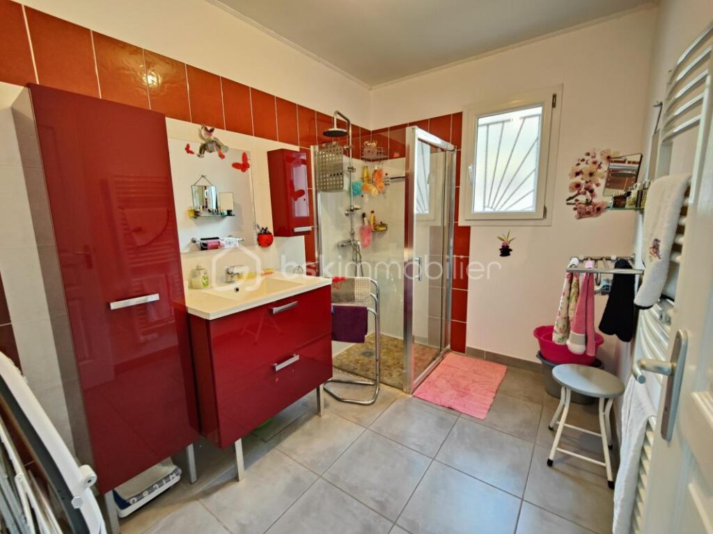 MONTREDON DES CORBIÈRES – Maison de PLAIN PIED de 90 m² sur 580m² de parcelle avec très belle vue – 4 faces – GRANDE PIÈCE A VIVRE MODERNE – 3 chambres – Climatisation réversible – double vitrage – Garage – Piscinable – 4 pièces – 3 chambres – 90 m²
