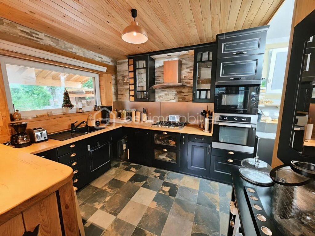 À Vendre : Haut de Chalet à Colmars – Charme et Confort en Montagne – 4 pièces – 3 chambres – 128 m²