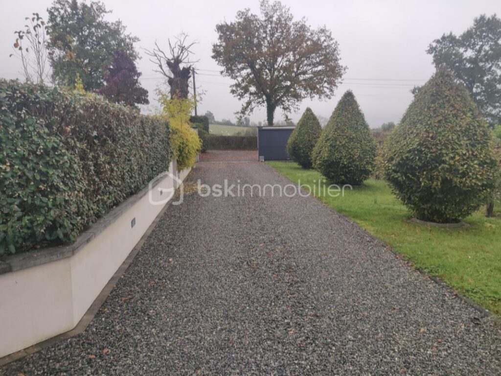 Maison avec piscine – 6 pièces – 3 chambres – 197 m²