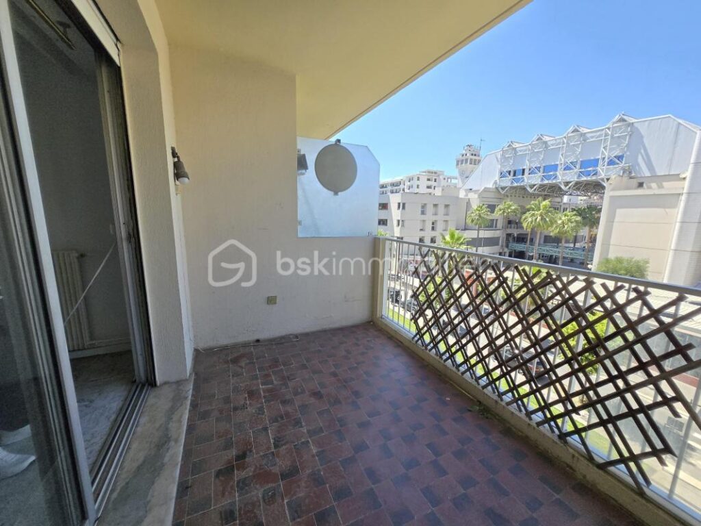 Baisse de prix 313950€ Appartement lumineux avec double balcon et vue mer en cœur urbain – 2 pièces – 1 chambre – 55 m²