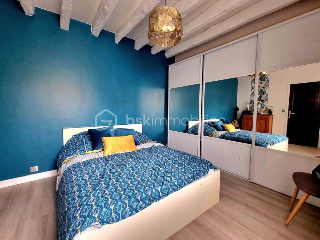 CHARMANTE MAISON EN PIERRE, 8 PIÈCES, 4 CHAMBRES, GARAGE, ANNEXES, PISCINE !!! – 8 pièces – 4 chambres – 245 m²