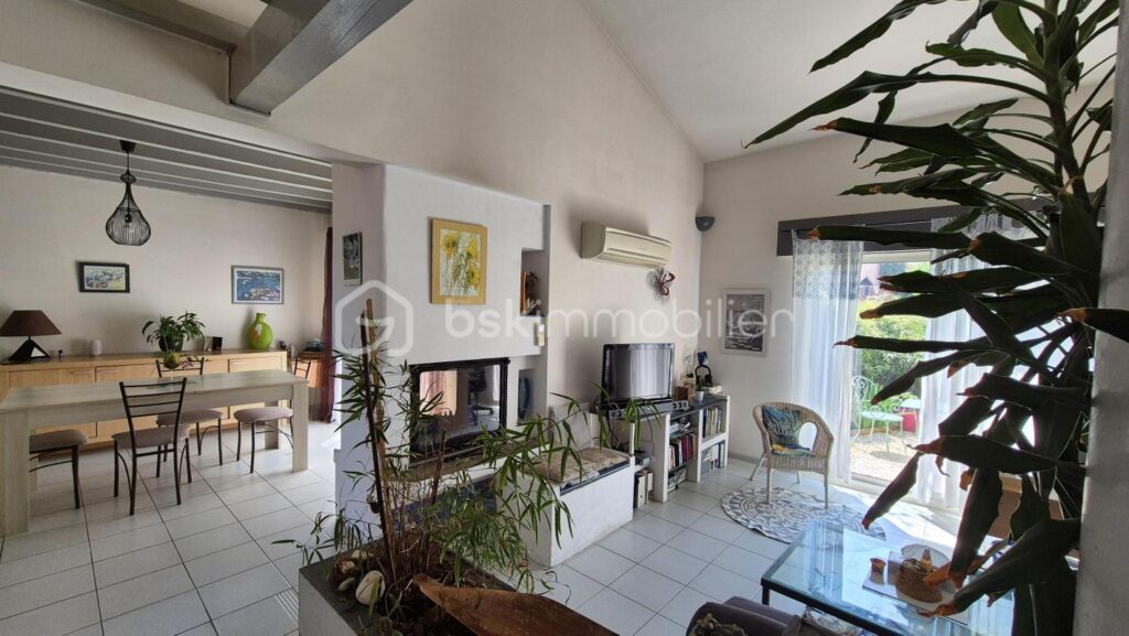 A VENDRE MAISON 3 FACES DE 131M² SUR TERRAIN DE 336M² A CERET – TROIS CHAMBRES – GARAGE – CLIMATISATION REVERSIBLE – VUE SUR LE VALLESPIR – AUCUN VIS A VIS – GARAGE – 6 pièces – 3 chambres – 131 m²