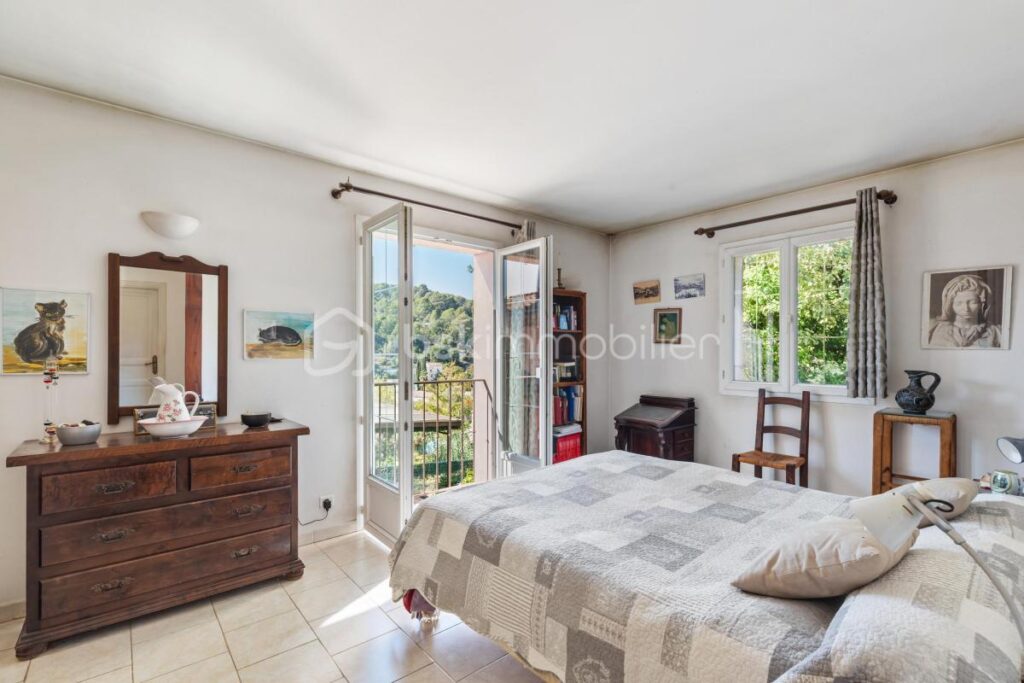 LA COLLE-SUR-LOUP – QUARTIER MONTFORT – VILLA 5 PIECES AVEC VUE DÉGAGÉE ET GRAND TERRAIN PISCINABLE – 5 pièces – 4 chambres – 167 m²