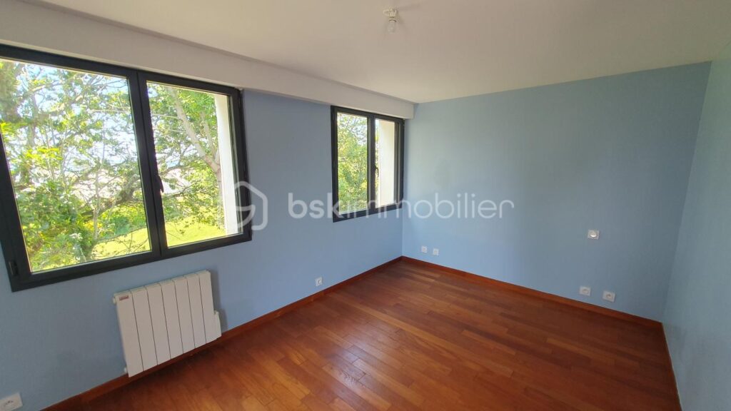 Maison 10 pièces de 210 m² – 10 pièces – 5 chambres – 210 m²