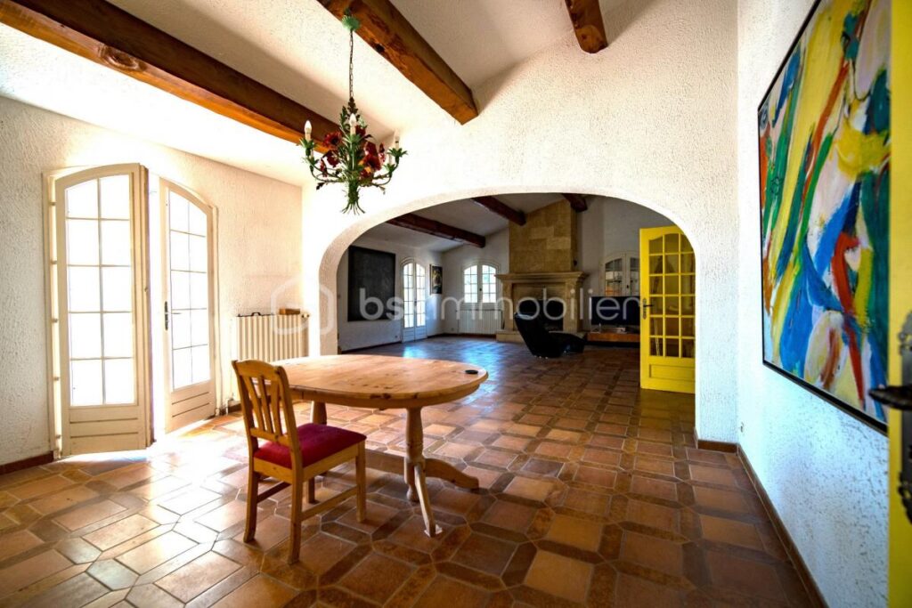 Magnifique propriété avec maison principale, dépendance et maison de gardien – Potentiel d’agrandissement – 11 pièces – 7 chambres – 350 m²