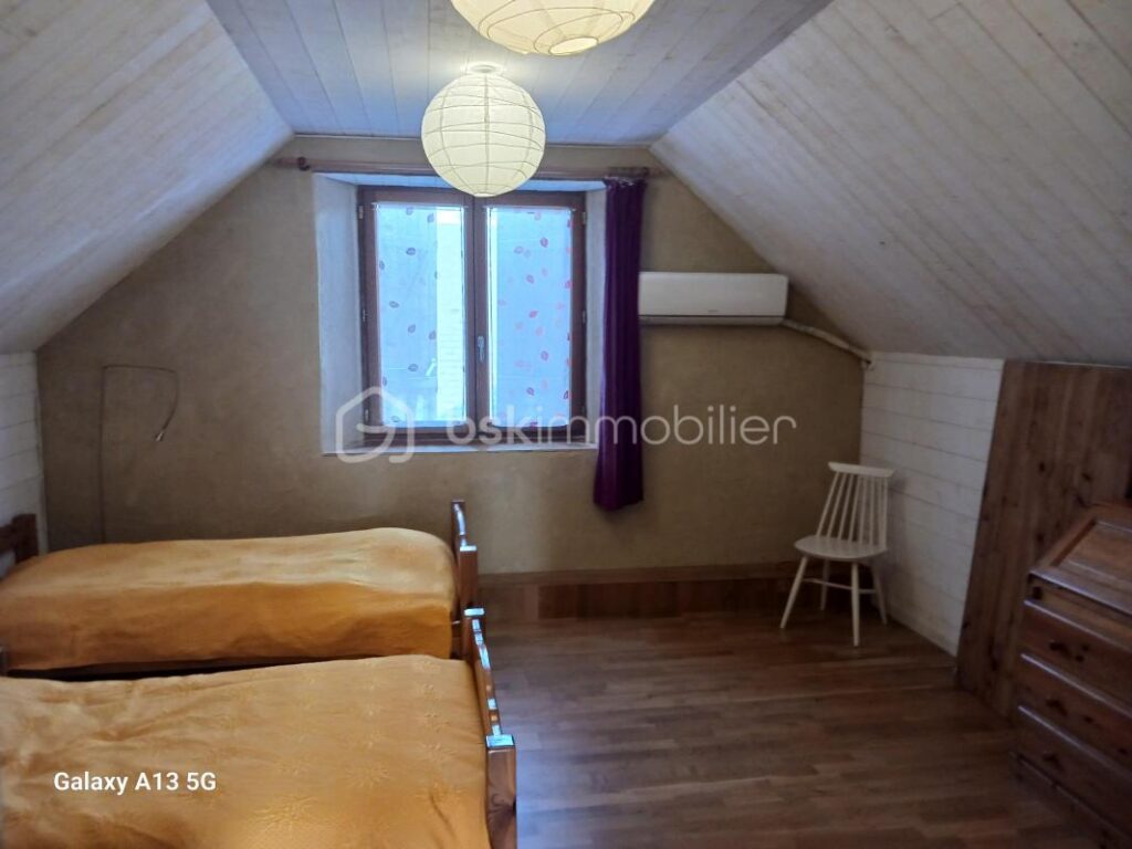 À VENDRE – MAISON ÉCOLOGIQUE & ATYPIQUE POUR AMOUREUX DE LA NATURE – 7856 m² DE TERRAIN – 8 pièces – 5 chambres – 212 m²