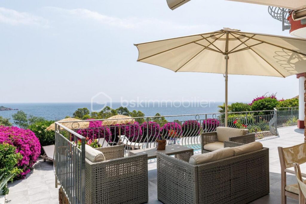 Superbe Maison rénovée de 219m2, 5 pièces, 4 chambres – Quartier du Trayas – 5 pièces – 4 chambres – 219 m²