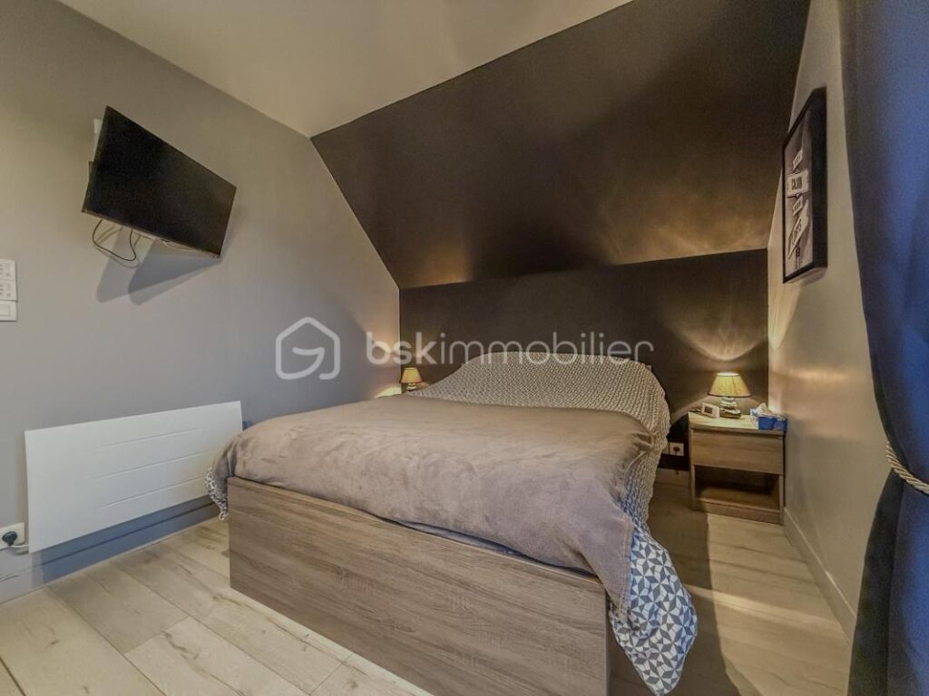 A SEULEMENT 5 KILOMÈTRES DE PONT L’ÉVÊQUE ET 15 KILOMÈTRES DE LA CÔTE FLEURIE, MAISON AU CALME, CADRE VERDOYANT – 4 pièces – 3 chambres – 96 m²