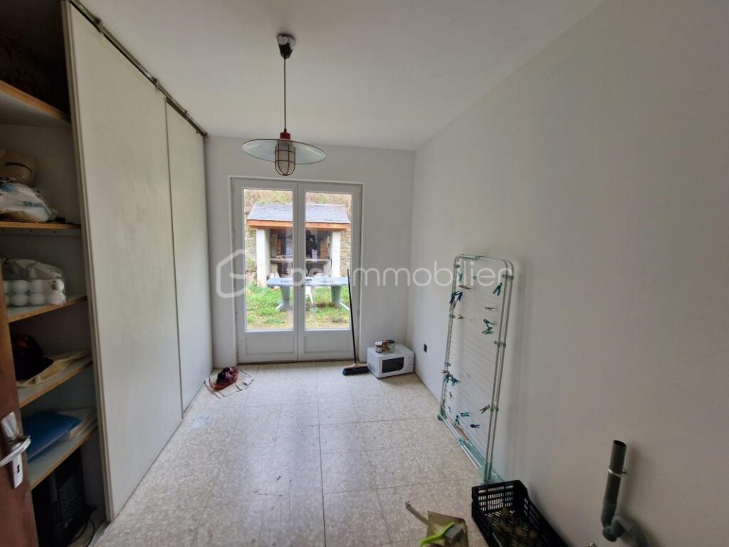 Superbe maison de 167m² sur 2 niveaux à finir de rénover!! Un terrain de 2825m² et une source.. Une grange attenante – 6 pièces – 4 chambres – 167 m²