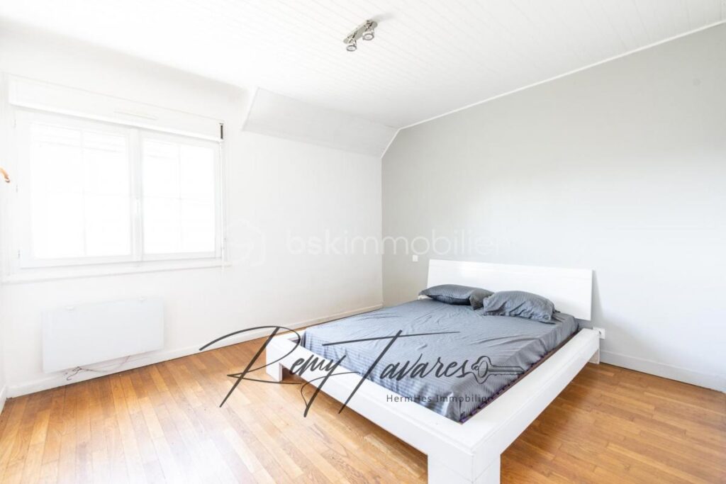 Maison de 185 m2 avec un terrain de 1300 m2 – 6 pièces – 3 chambres – 185 m²