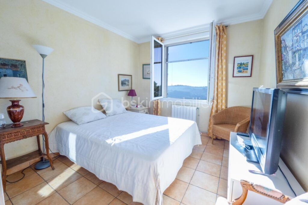 À Vendre – Villa d’Exception au Faron avec Vue Panoramique sur la Rade de Toulon – 6 pièces – 5 chambres – 200 m²