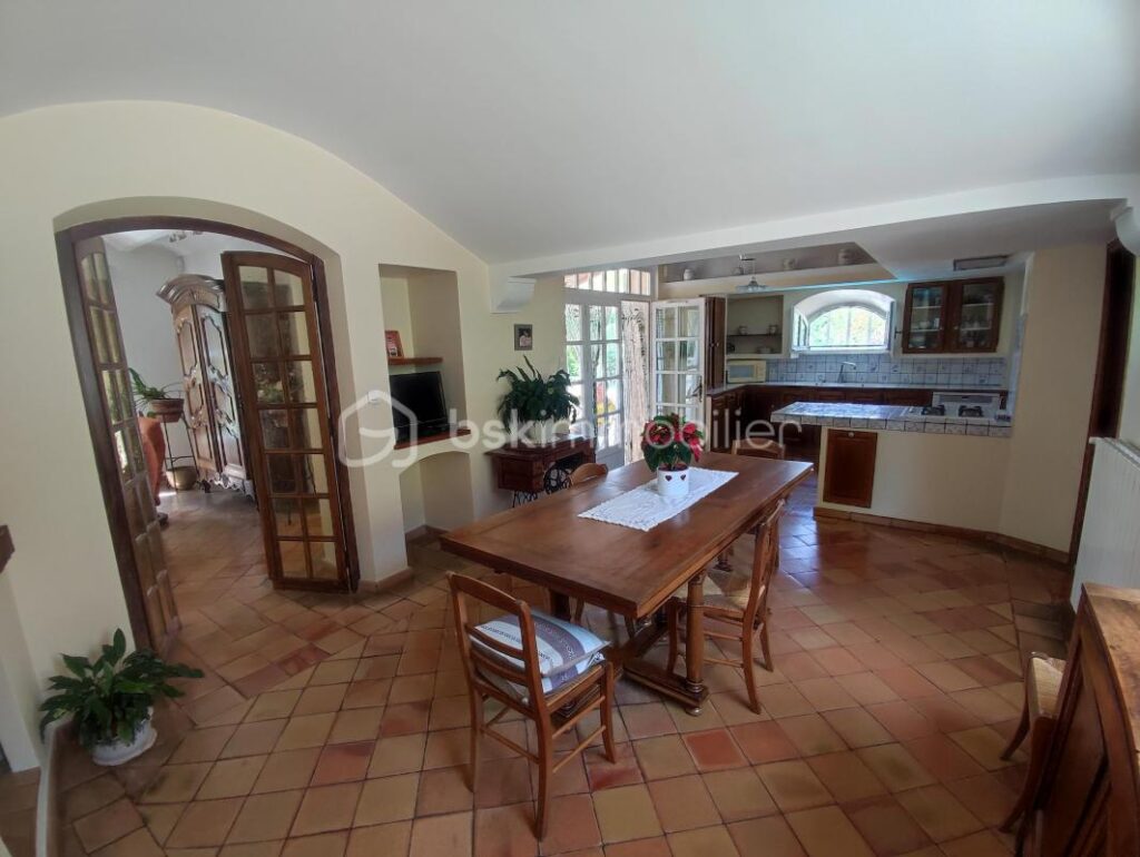 Villa d’architecte avec piscine, garage et plus de 16000km de terrain – 5 pièces – 3 chambres – 150 m²