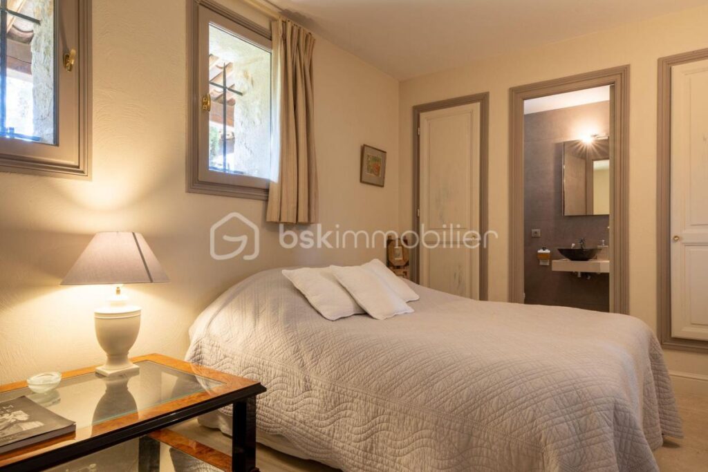 Saint Paul de Vence belle propriété au calme 6 chambres – 10 pièces – 6 chambres – 490 m²