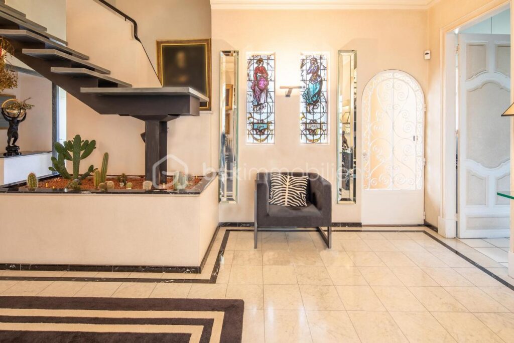 Profitez du luxe paisible d’une maison d’architecte au cœur de Lourdes – 8 pièces – 5 chambres – 310 m²