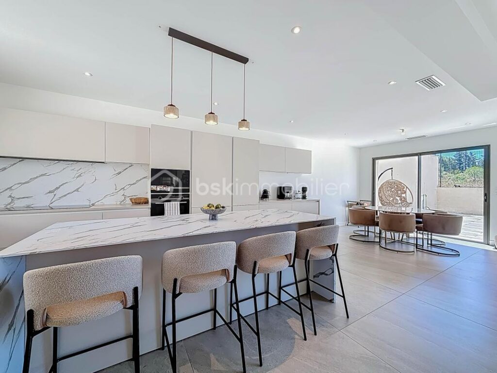 *** VILLA CONTEMPORAINE DE 240 M² SUR 1000 M² AVEC BUREAUX DE 106 M² ET HANGAR DE 200 M² – MONTARNAUD *** – 8 pièces – 4 chambres – 346 m²